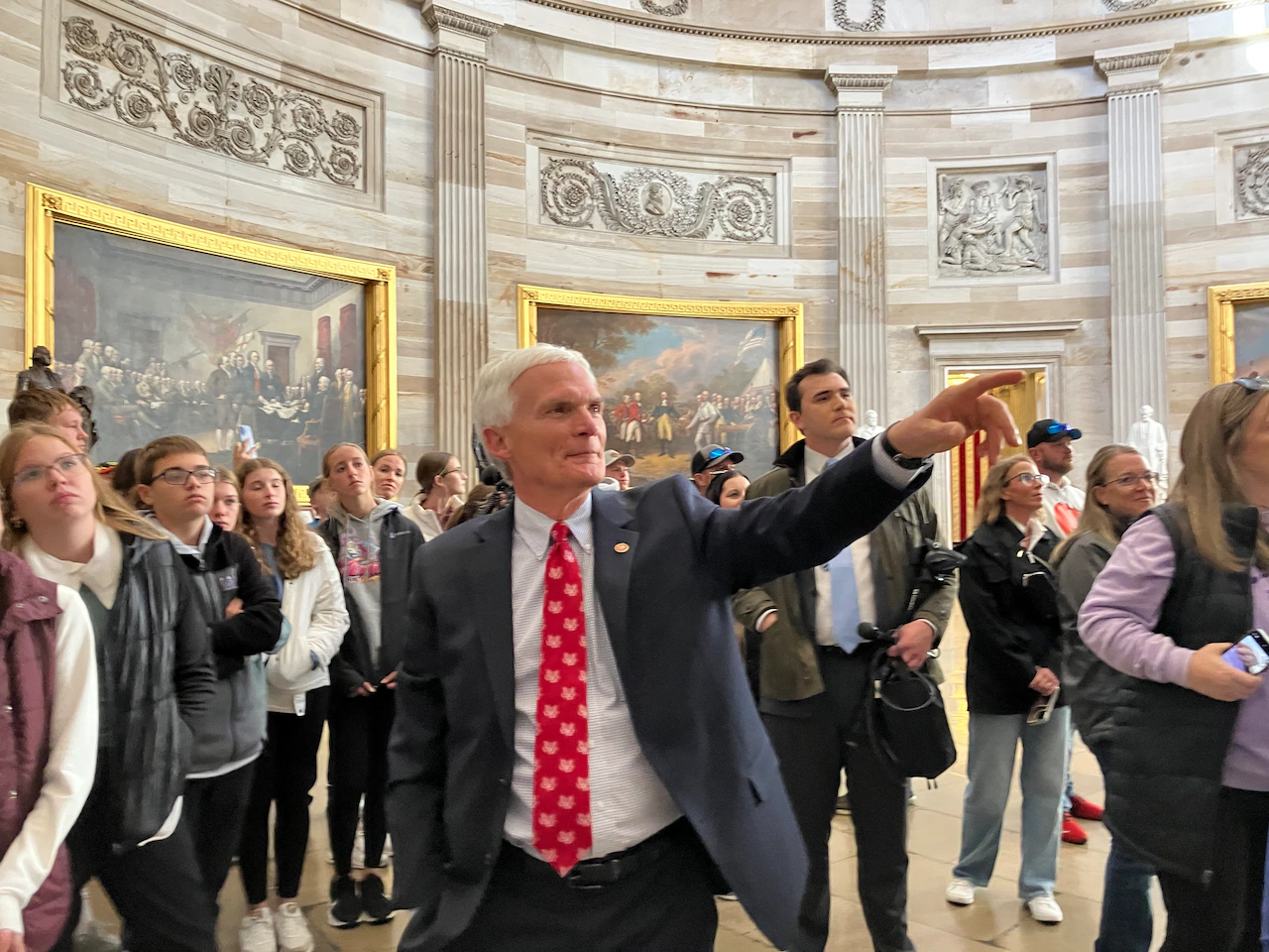 With federal shutdown hindering Washington school trips, some Ohio students got a special tour