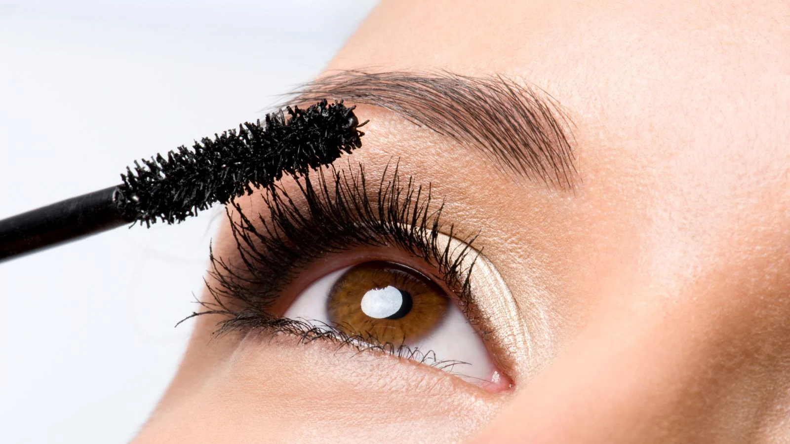 When Beauty Turns Risky: How Mascara Affects Your Eyes Over Time