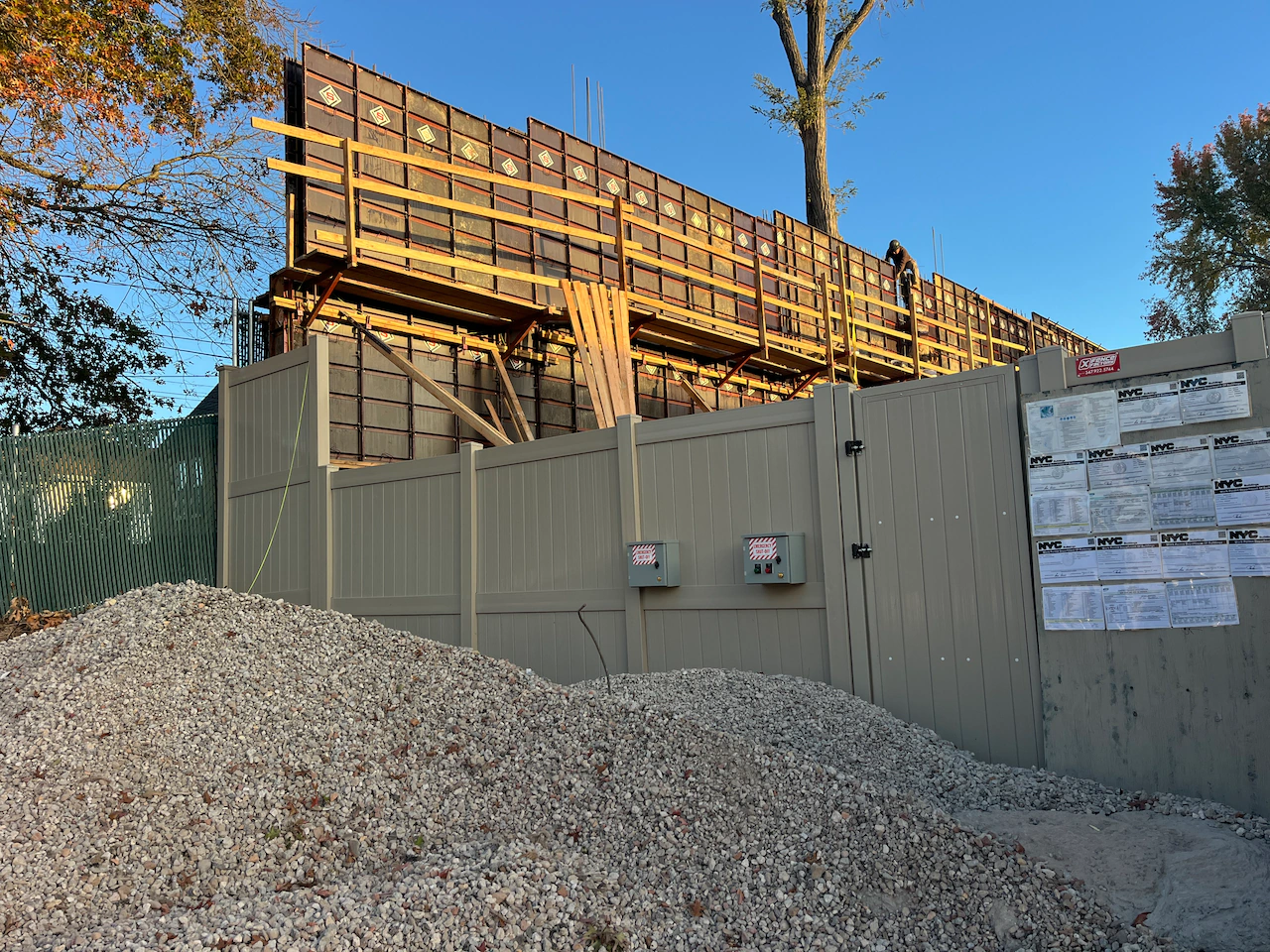 Here’s why massive walls are being built around this Staten Island battery energy storage system
