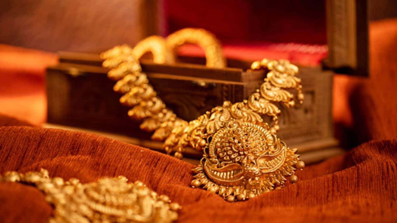 Gold Rate Falls Today, October 27: Check 24 & 22 Carat Prices In Delhi, Mumbai, Other Cities