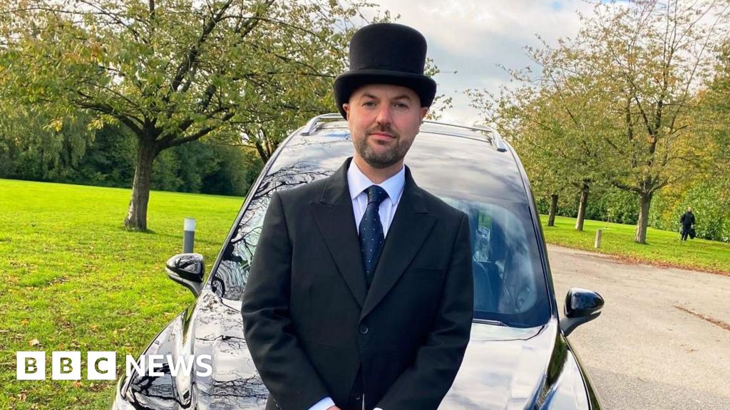 'Don't push in', funeral director tells drivers