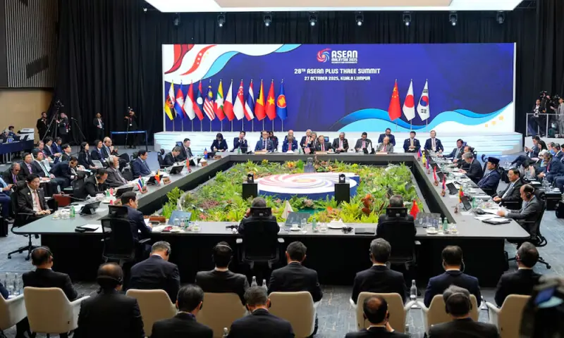 World leaders look to build economic, trade ties after Trump departs ASEAN summit