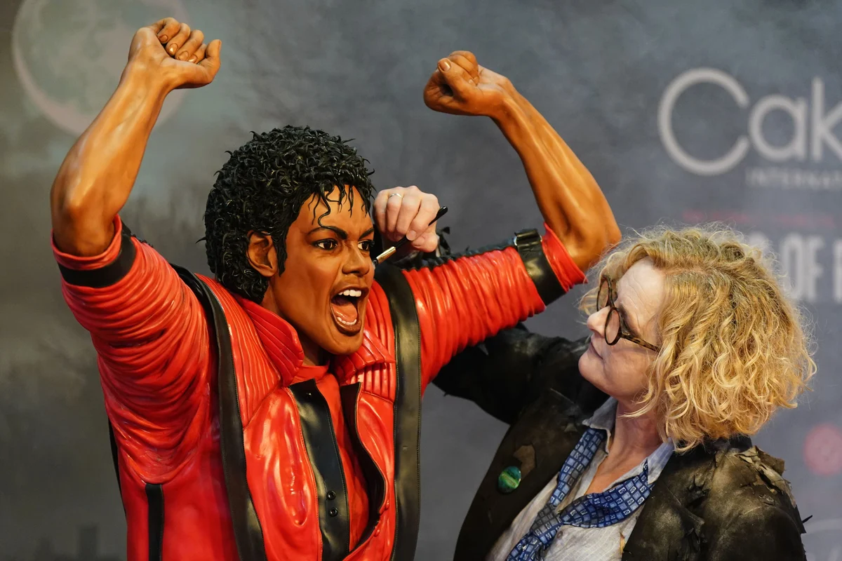 Cake artist creates life-size Thriller tribute to Michael Jackson on Halloween