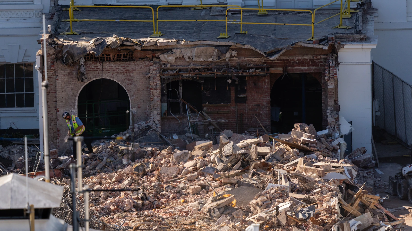 Critics question if White House 'cut corners' on asbestos safety in East Wing demo