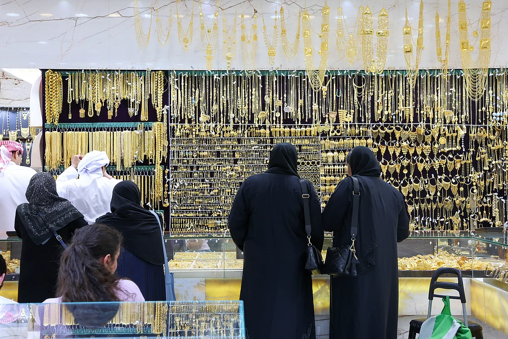 Gold prices steady in Dubai after sharp selloff as investors await Fed rate cut