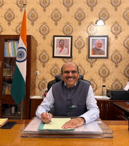 Raj Kumar Arora takes charge as Financial Advisor of Defence Services