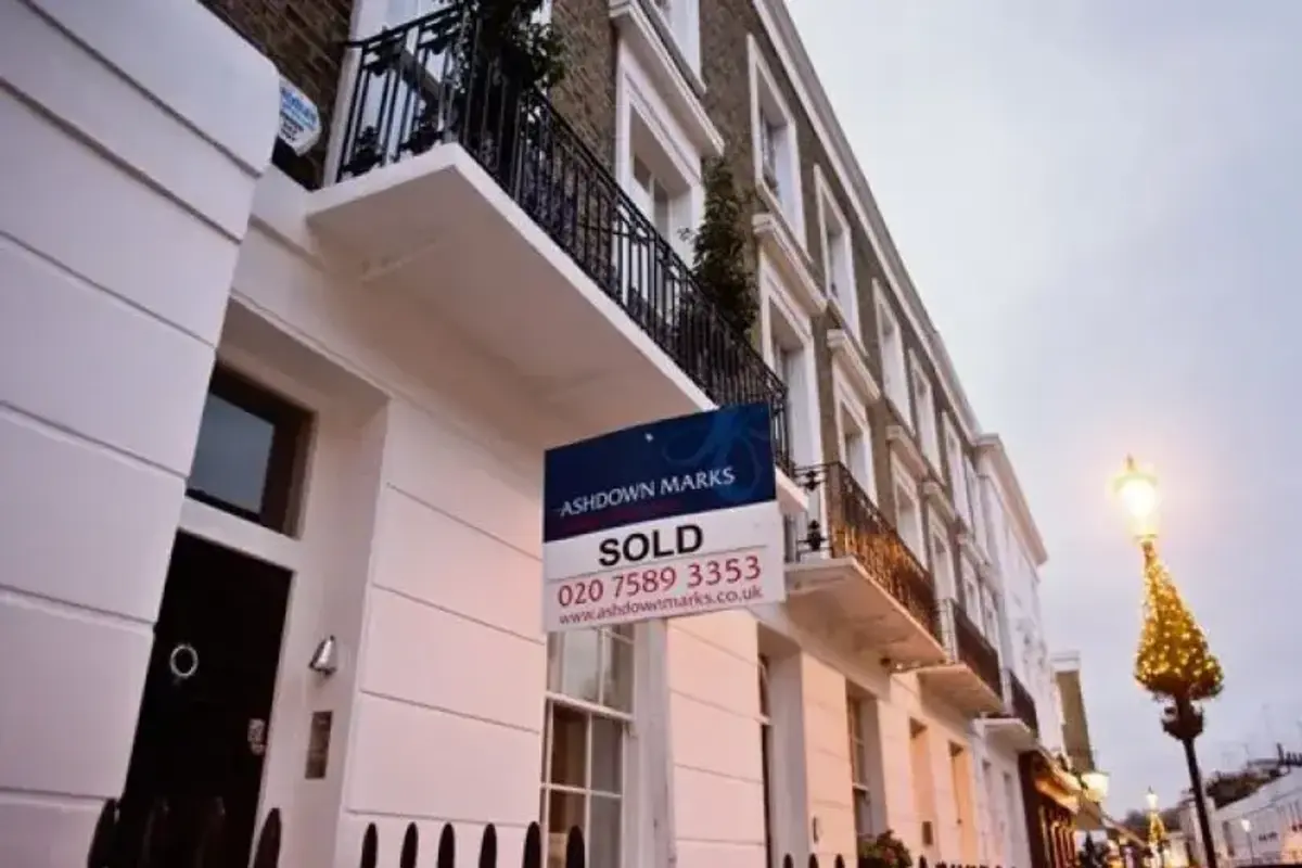 Super-rich ditch London mansions for flats, developer says