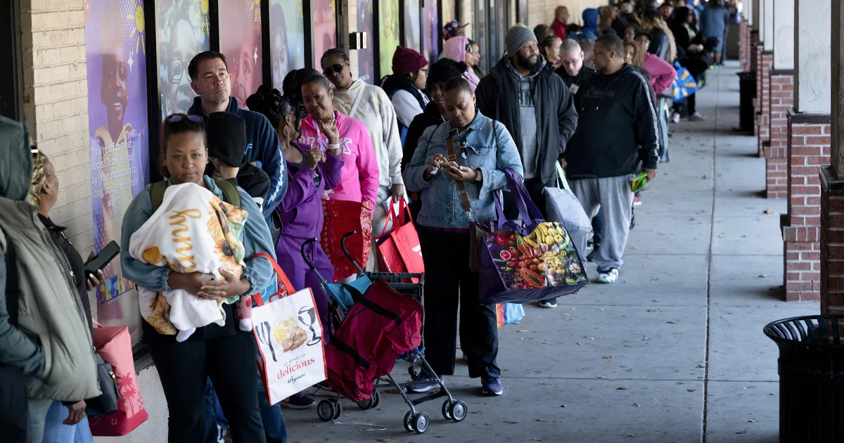The Shutdown Is Pushing Federal Workers to Food Banks—Just as SNAP Is Set to Expire