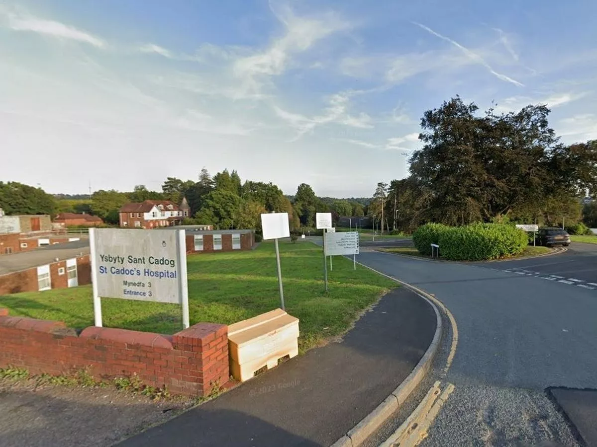 Patient tied shoe laces around man's neck and left him in a pool of blood