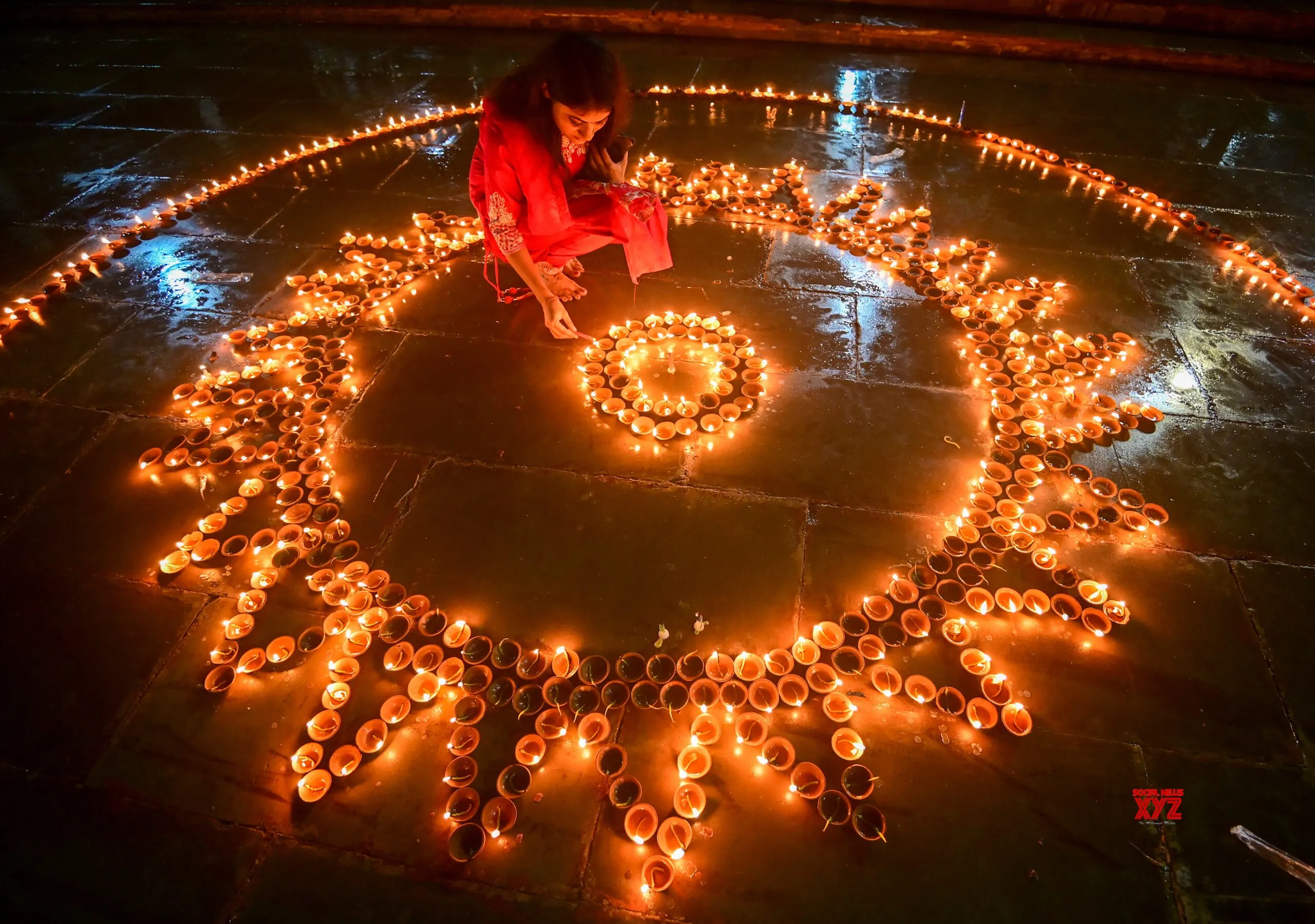 Prayagraj: Devotees Light Diyas at Maujgiri Ghat #Gallery