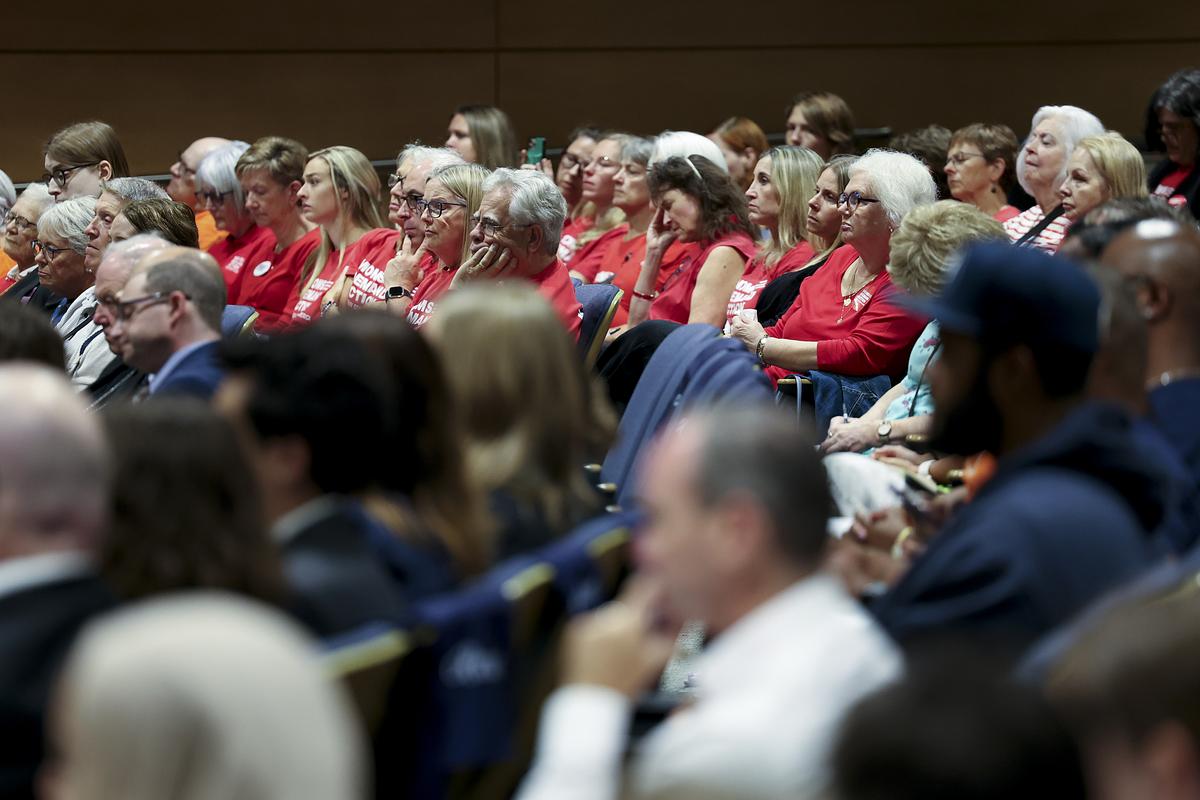 Mass shootings plummeted during a federal assault weapons ban. Would a Minnesota ban have a similar effect? 