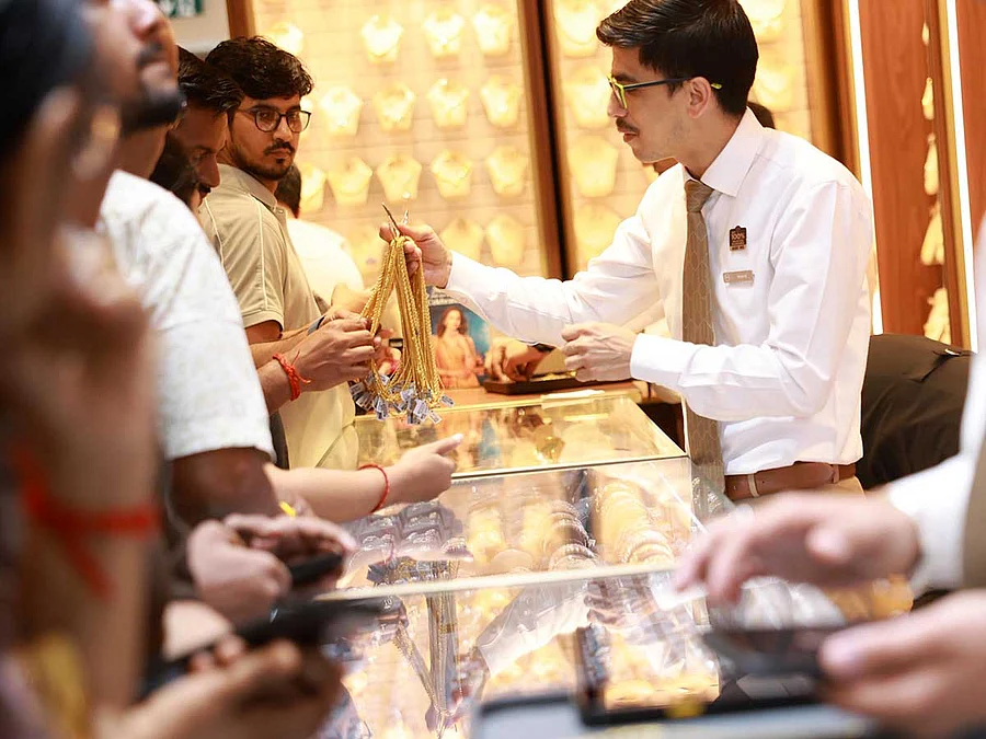 Dubai gold prices ease after record run. More declines ahead?