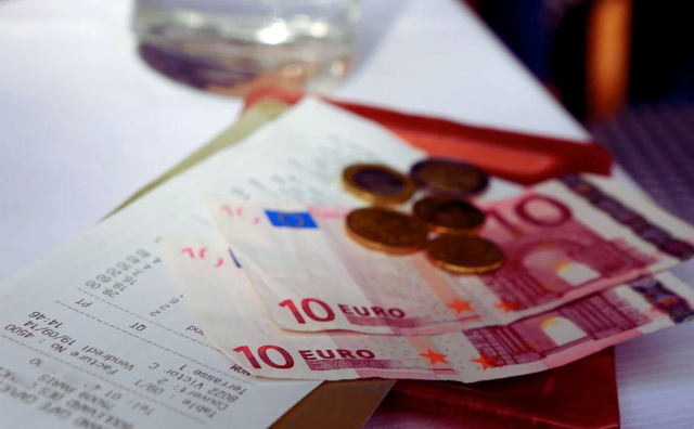 Bulgarian Restaurateurs Worried About Currency Change at Midnight on New Year’s Eve