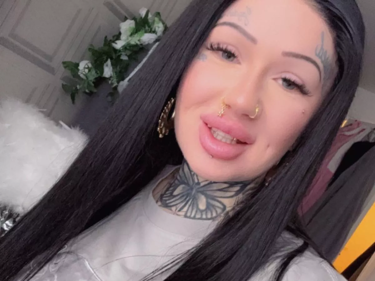 'Human paper shredder' mum eats 10 A4 sheets per day