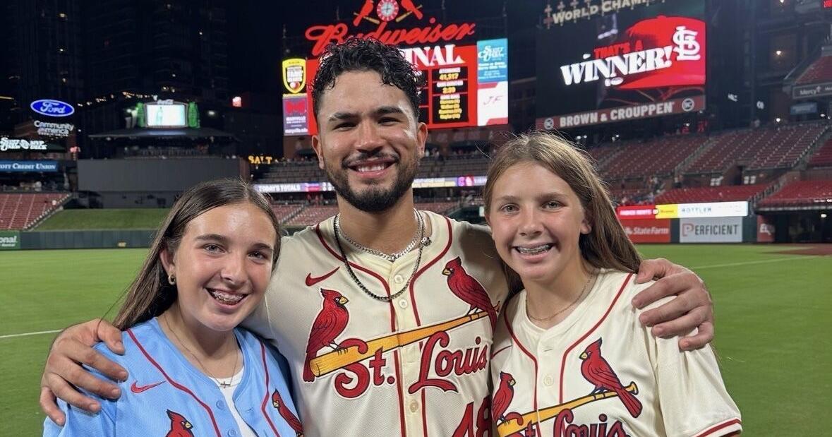 Cardinals' Ivan Herrera a ‘big brother” to 2 Illinois girls