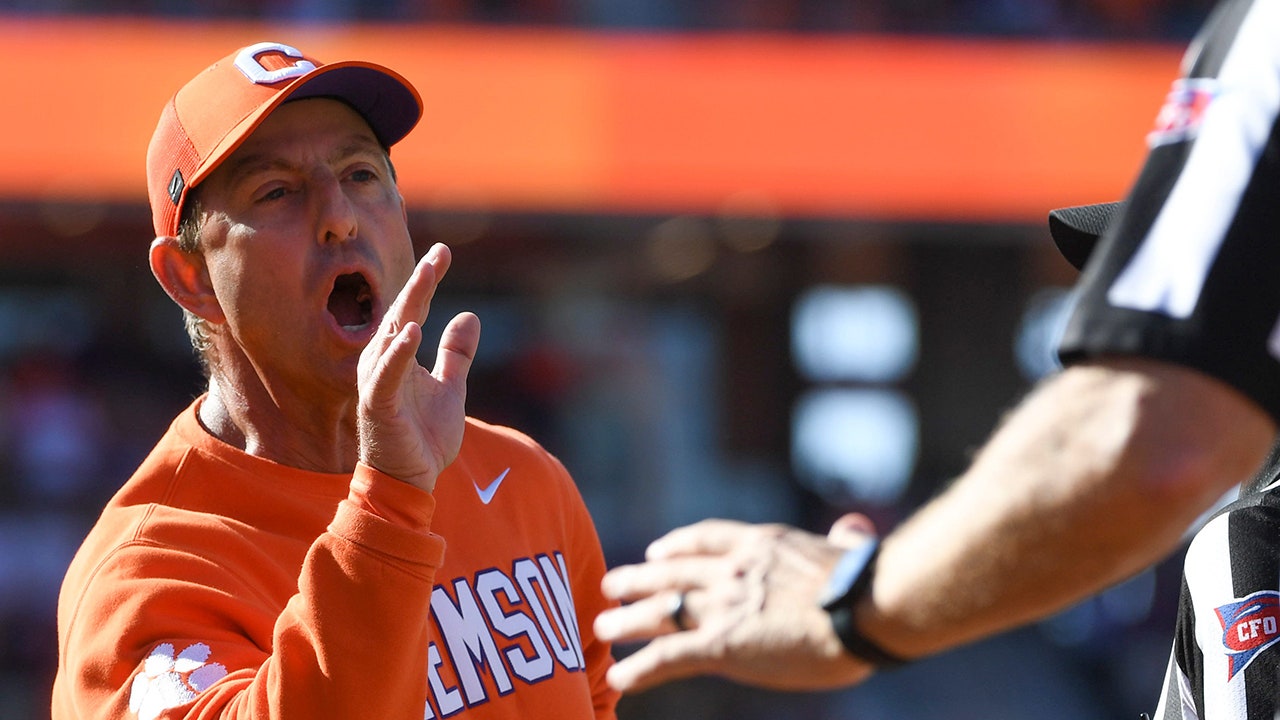 Dabo Swinney erupts on sideline as Clemson loses again