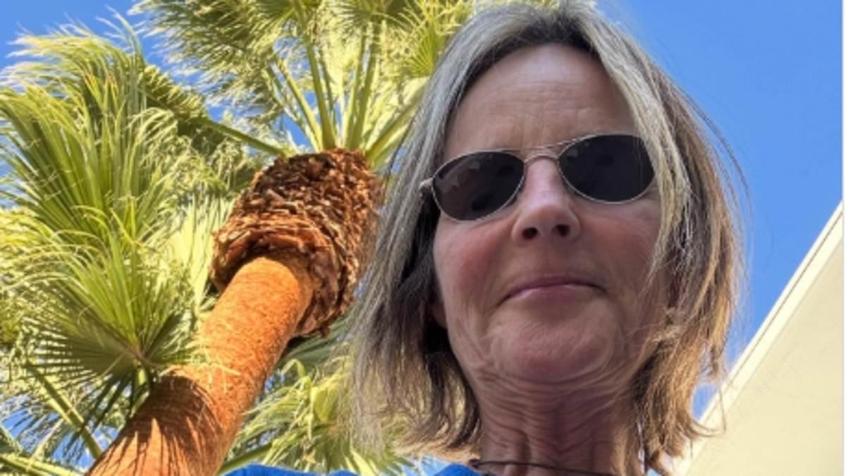 She's an Oscar winner who worked with Mel Gibson and Jack Nicholson... can you guess who in this rare selfie?