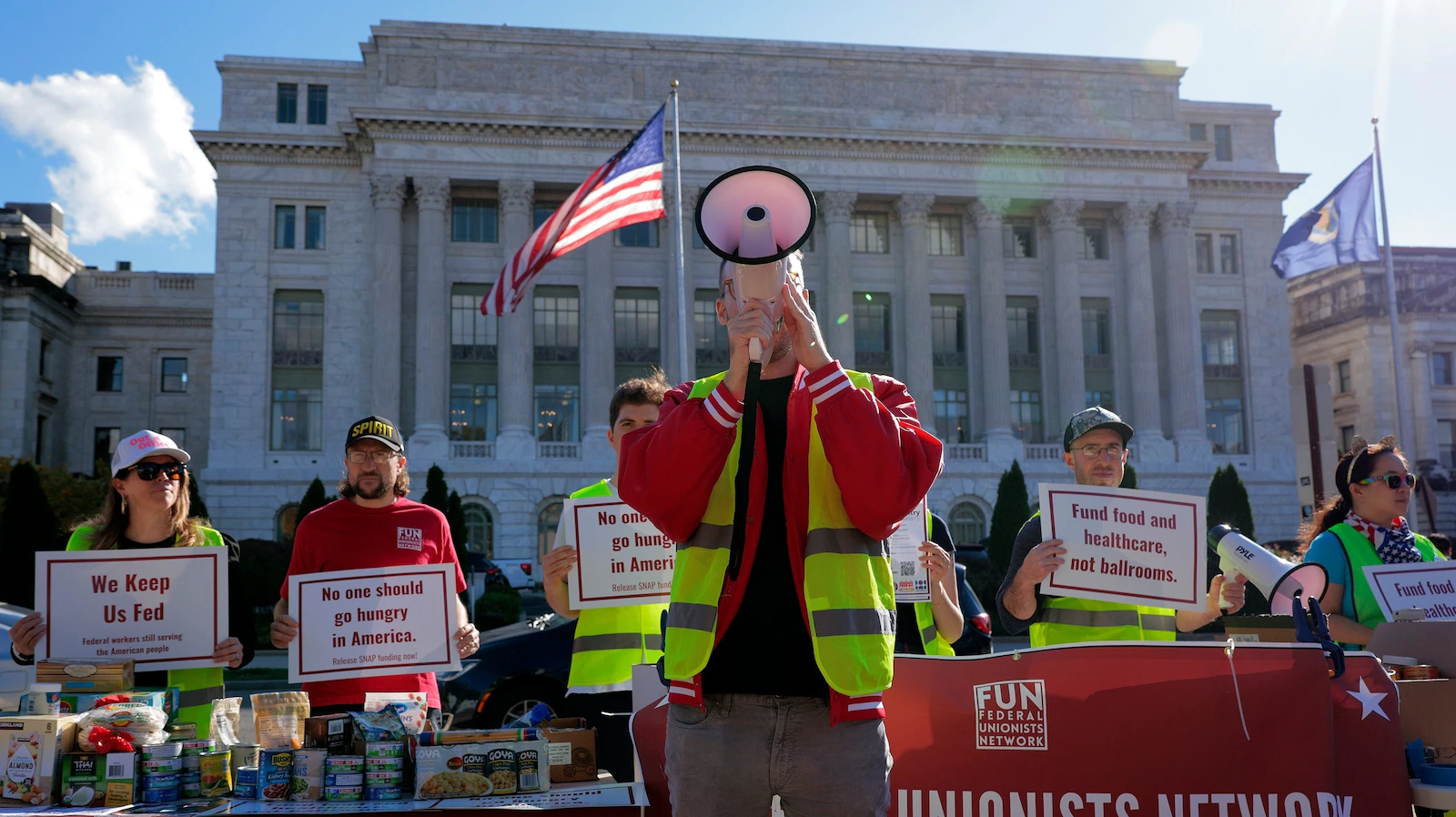 Top labor groups break with federal union's demand to end shutdown