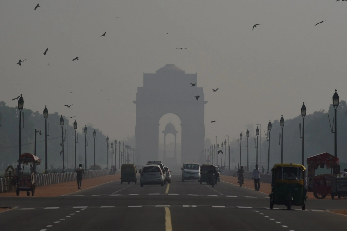 Delhi Pollution Reaches New Heights, Toxic Smog Covers Capital, Health Risks and Precautions Explained