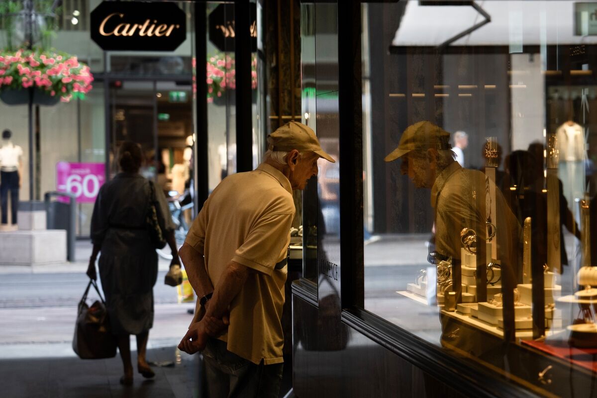 Swiss Inflation Unexpectedly Weakens in Blow to SNB Officials