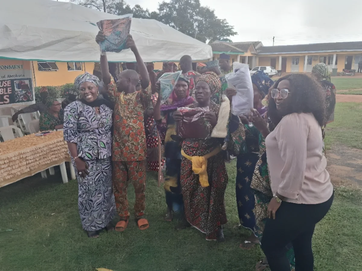 Ogun govt distributes reusable materials to Ipokia residents