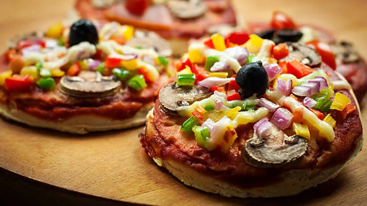 Homemade Mini Pizza : बच्चों के लिए बनाएं झटपट मिनी पिज्जा, वो भी बिना ओवन के