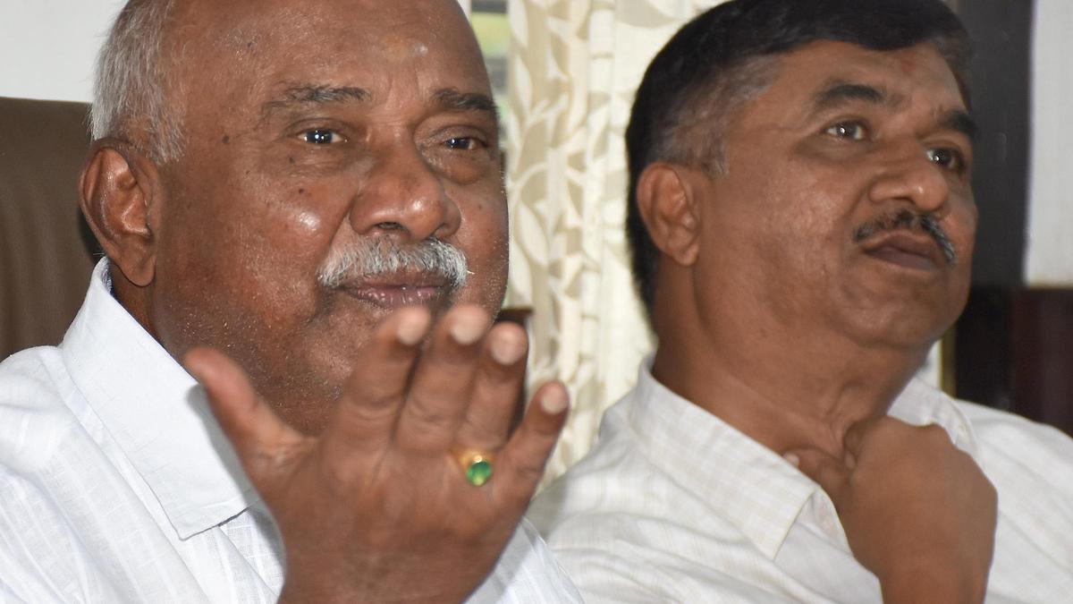 Mysuru: Demand to unveil statue of Devaraj Urs at new DC office on Rajyothsava Day