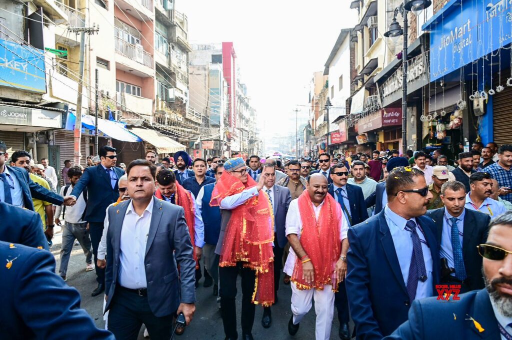 Jammu: CM Omar Abdullah receives a warm welcome – #Gallery