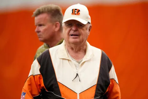 “Rest in Peace”: Bengals Owner Mike Brown Mourns Legendary Announcer’s Death at 80 Alongside NFL Fans