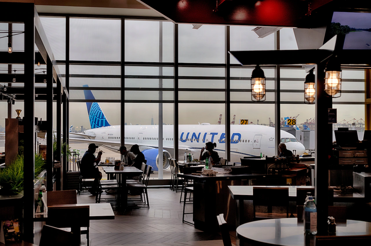 Airlines provide meals to unpaid federal aviation workers amid shutdown