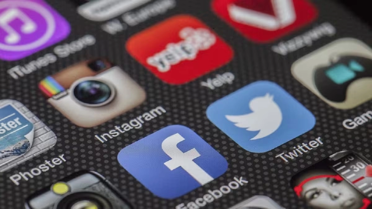 What Is Bloomscrolling? Know All About the Internet’s New Feel-Good Trend Promoting Mindful and Positive Scrolling