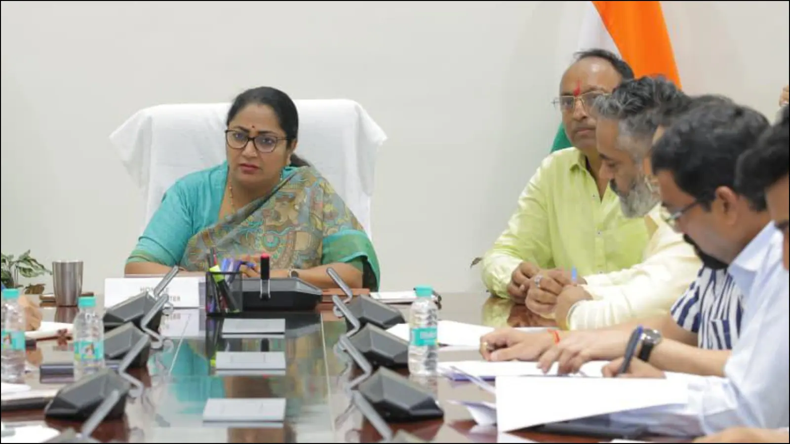 Delhi CM Rekha Gupta Chairs High-Level Meet As Air Quality Stays ‘Very Poor’ For Third Day