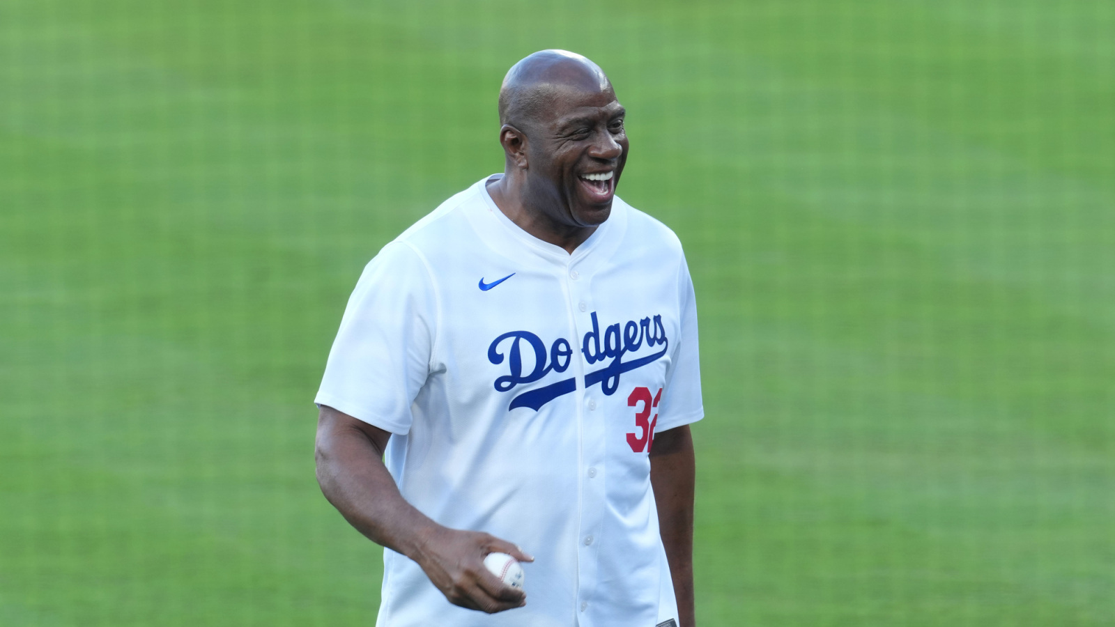 Magic Johnson earns his 18th championship ring