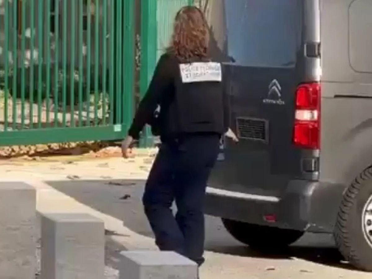 Heavily armed suspects dressed as police plant explosives in laboratory heist