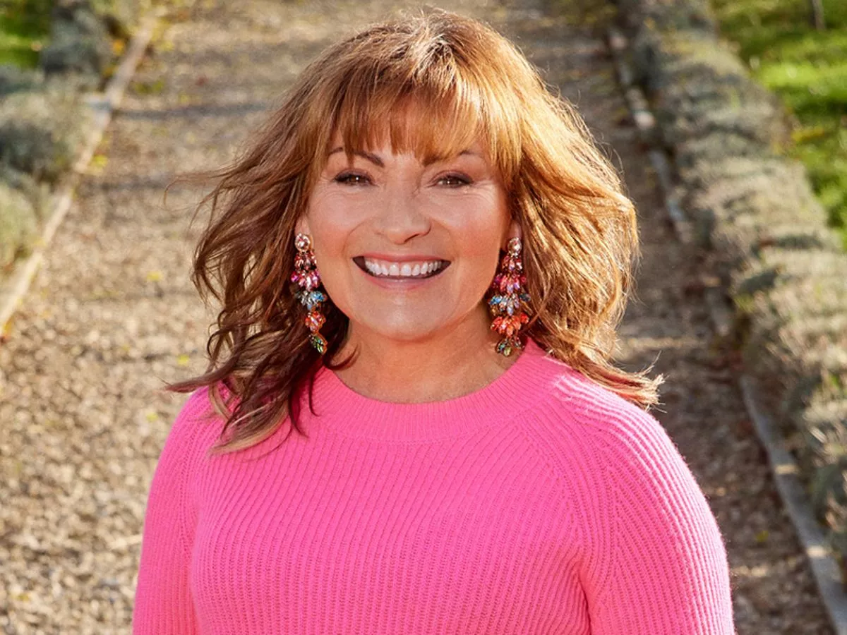 TV queen Lorraine Kelly 'still fancies' husband in 33 year marriage amid mischievous texts