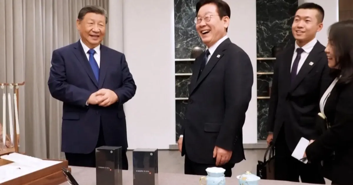 Top Chinese leader jokes about spying to South Korean President