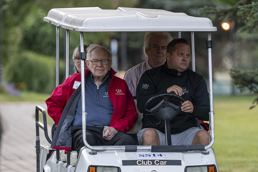 Buffett's Berkshire Cash Hits $382 Billion, Earnings Soar