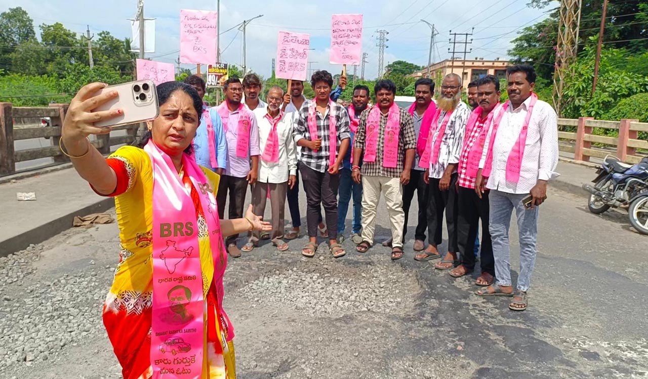 BRS launches selfie protest over bad roads in Kothagudem