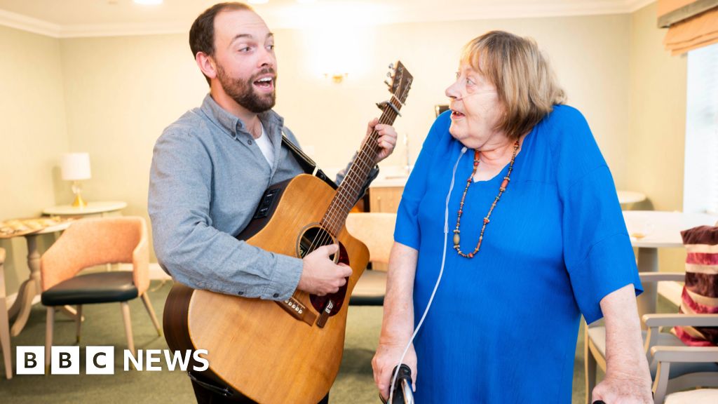 Ex-jazz singer restoring her vocals at care home