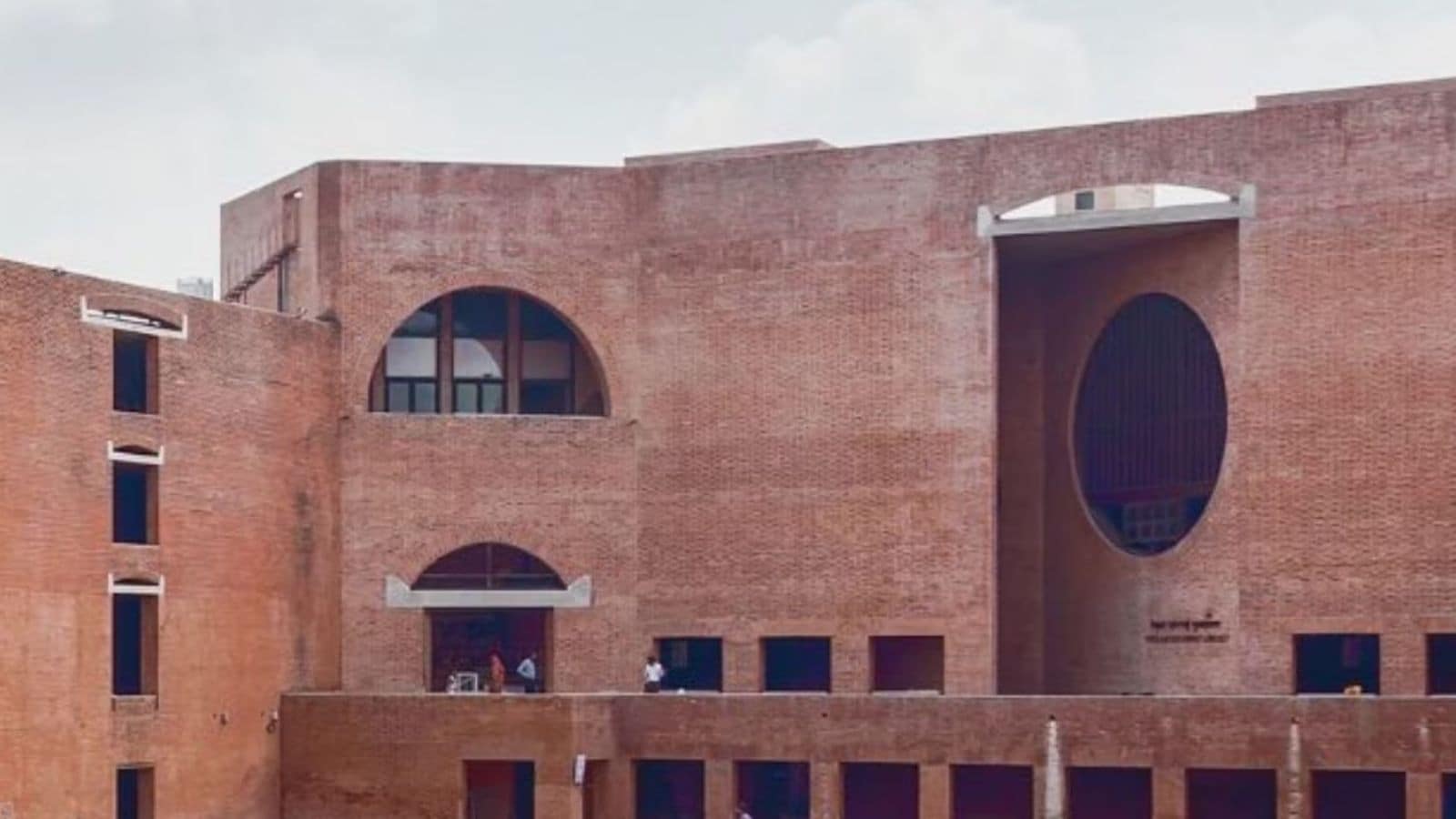 IIM Ahmedabad Cluster 2 Summer Placements 2025: Mahindra, P&G & Amazon Lead In Hiring