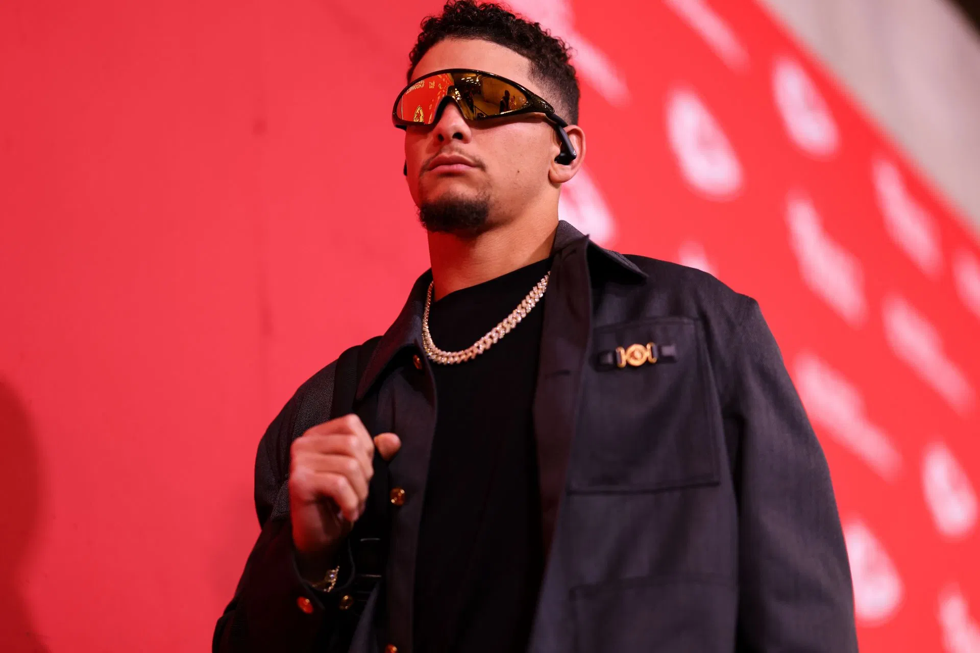 “Pre Madonna wannabe”: NFL fans react to Patrick Mahomes’ pregame outfit as Chiefs QB arrives dons all-black for MNF clash vs. Commanders