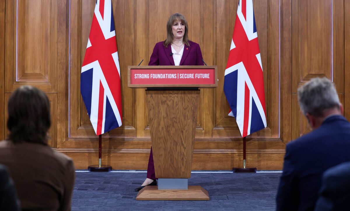 Pound Drops, Gilts Gain as Chancellor Speaks Ahead of UK Budget