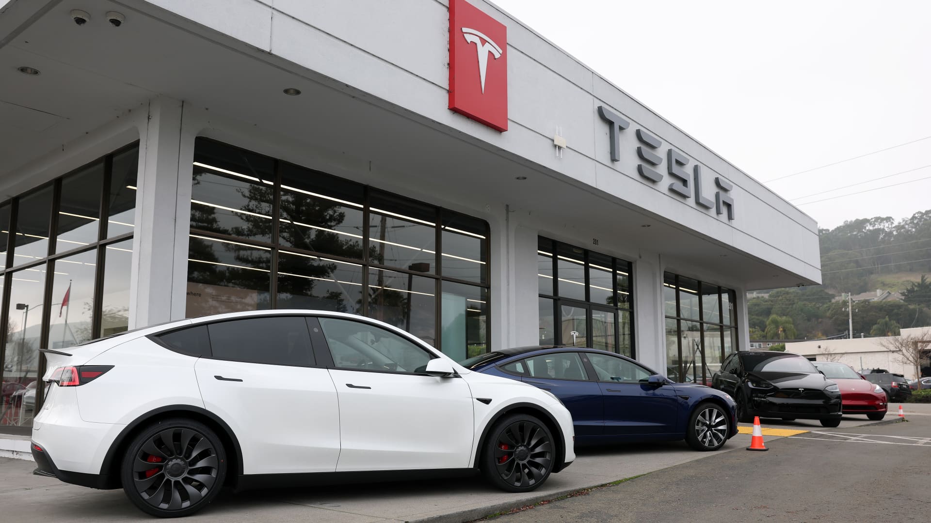 Tesla faces widening federal probe into door handle safety issues