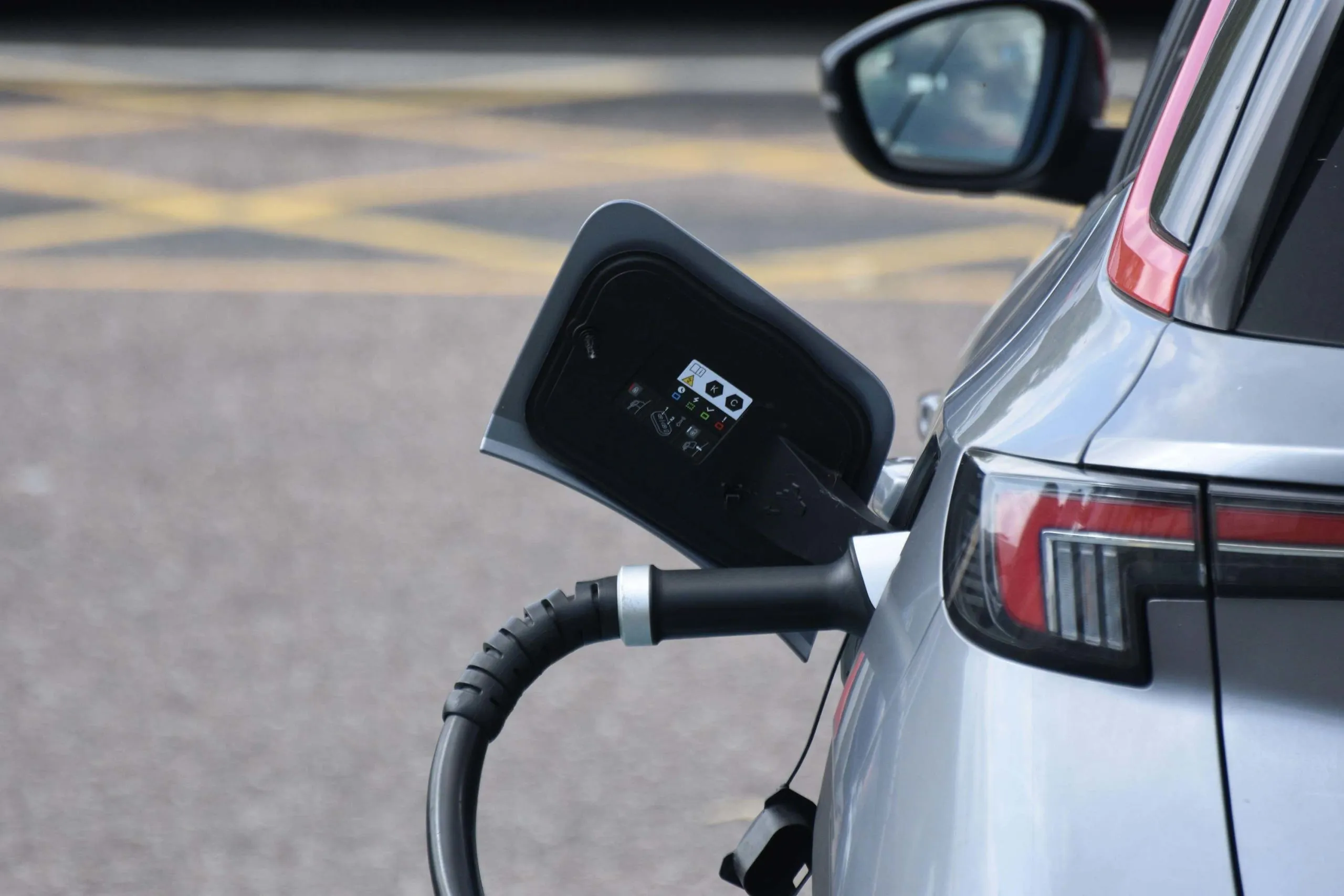 Electric vehicle grants ‘key to driving change’, report finds