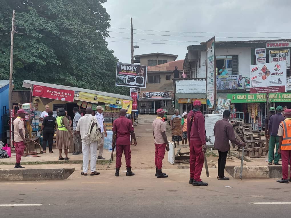 Oyo govt commences demolition of illegal structures on roadsides, walkways