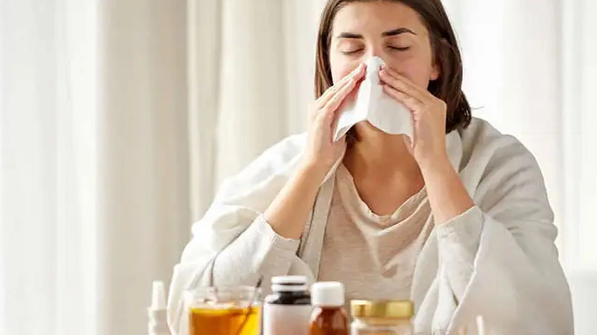 Cold And Cough Home Remedies : मौसम बदलते ही सर्दी-जुकाम पकड़ लेता है, जानिए कैसे बचें इन घरेलू तरीकों से