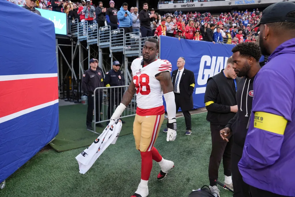49ers' rookie end Mykel Williams reportedly has torn ACL
