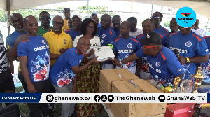 Presec Odadeɛ ’90 donates six projectors to alma mater