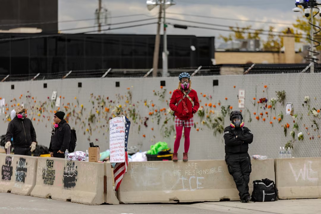 ‘We’re not a violent city’: Chicago locals take on ICE block-by-block