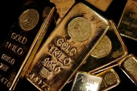 Gold holds under $4,000 on dollar resilience, Fed rate outlook